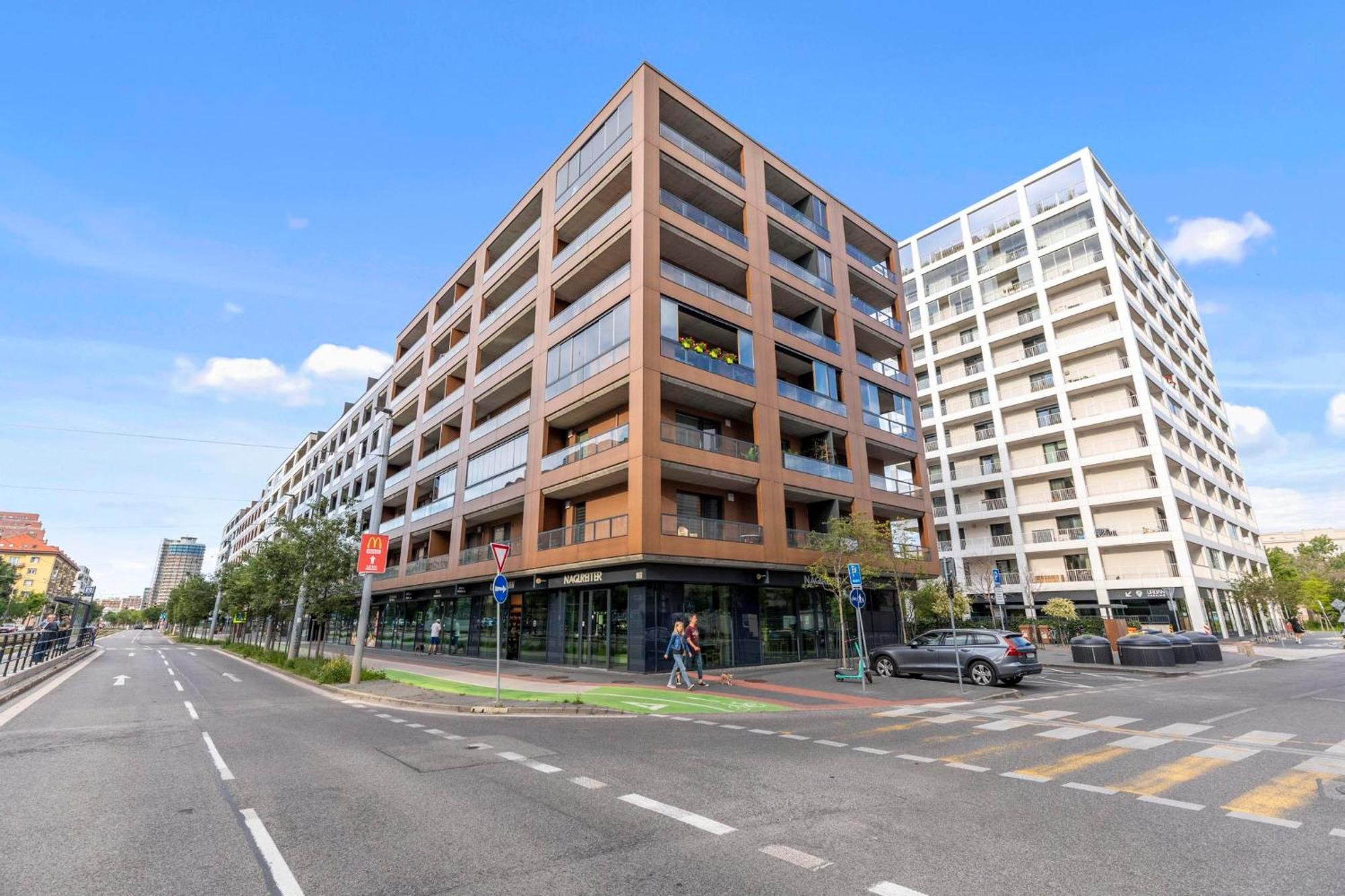 Twin 1 In - With Parking